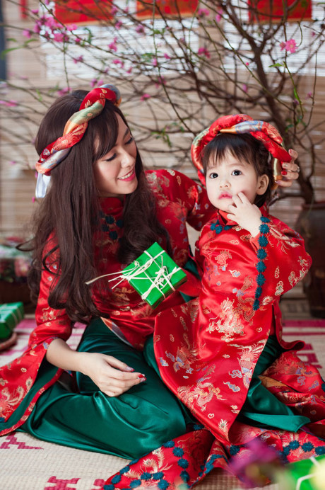 Mai Thỏ diện áo dài đôi với con gái đón xuân - Ảnh 1 Mai Tho dien ao dai doi voi con gai don xuan - Anh 1