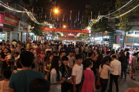 Chùm ảnh: Phố đi bộ hấp dẫn du khách khi tới cửa khẩu Móng Cái - Ảnh 7 Chum anh: Pho di bo hap dan du khach khi toi cua khau Mong Cai - Anh 7