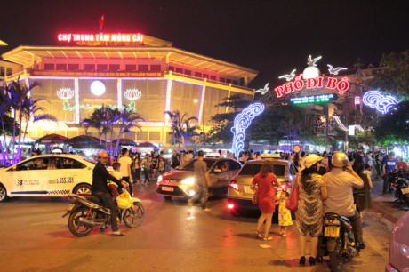 Chùm ảnh: Phố đi bộ hấp dẫn du khách khi tới cửa khẩu Móng Cái - Ảnh 4 Chum anh: Pho di bo hap dan du khach khi toi cua khau Mong Cai - Anh 4