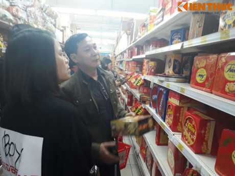 Cảnh xếp hàng chờ thanh toán trong siêu thị ngày Tết - Ảnh 12 Canh xep hang cho thanh toan trong sieu thi ngay Tet - Anh 12
