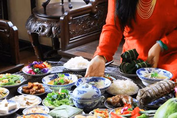 Mâm cỗ ngày Tết luôn được chú trọng để bày biện ở các gia đình Việt