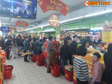 Cảnh xếp hàng chờ thanh toán trong siêu thị ngày Tết - Ảnh 4 Canh xep hang cho thanh toan trong sieu thi ngay Tet - Anh 4