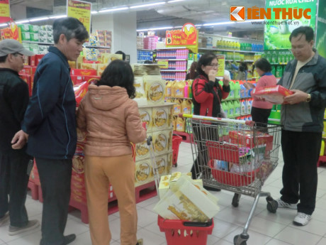 Cảnh xếp hàng chờ thanh toán trong siêu thị ngày Tết - Ảnh 11 Canh xep hang cho thanh toan trong sieu thi ngay Tet - Anh 11