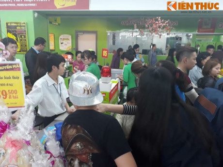 Cảnh xếp hàng chờ thanh toán trong siêu thị ngày Tết - Ảnh 3 Canh xep hang cho thanh toan trong sieu thi ngay Tet - Anh 3