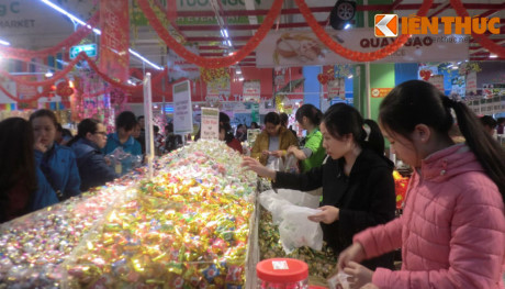 Cảnh xếp hàng chờ thanh toán trong siêu thị ngày Tết - Ảnh 7 Canh xep hang cho thanh toan trong sieu thi ngay Tet - Anh 7
