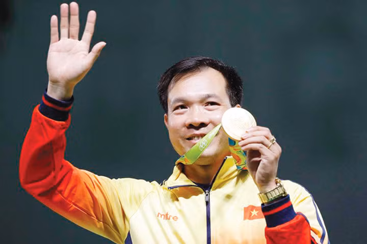 Hoàng Xuân Vinh với HCV danh giá.