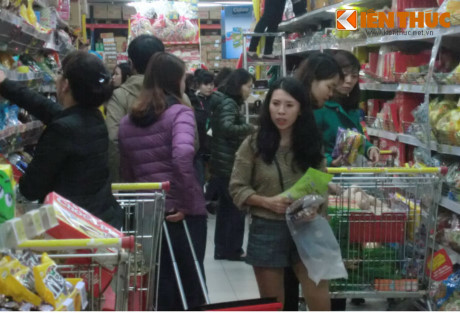 Cảnh xếp hàng chờ thanh toán trong siêu thị ngày Tết - Ảnh 6 Canh xep hang cho thanh toan trong sieu thi ngay Tet - Anh 6
