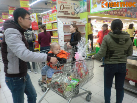 Cảnh xếp hàng chờ thanh toán trong siêu thị ngày Tết - Ảnh 9 Canh xep hang cho thanh toan trong sieu thi ngay Tet - Anh 9