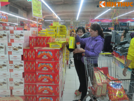 Cảnh xếp hàng chờ thanh toán trong siêu thị ngày Tết - Ảnh 10 Canh xep hang cho thanh toan trong sieu thi ngay Tet - Anh 10