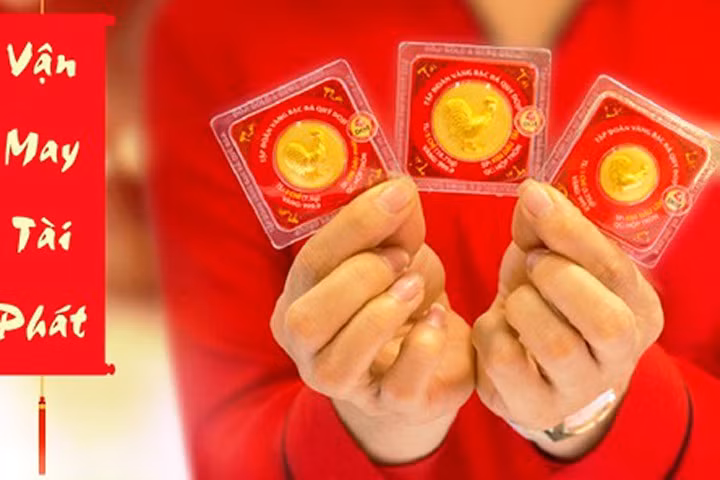 Đồng vàng hình gà đang hút khách năm nay.