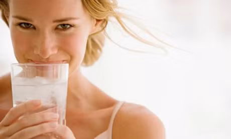 Cu uong nuoc loc cung giam can than toc - Anh 2