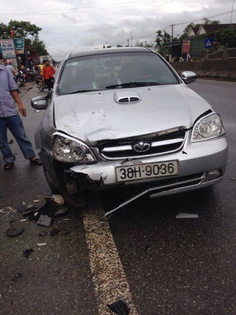 Hà Tĩnh: Đưa con đi học, 3 mẹ con bị ô tô húc thương vong - Ảnh 2 Ha Tinh: Dua con di hoc, 3 me con bi o to huc thuong vong - Anh 2