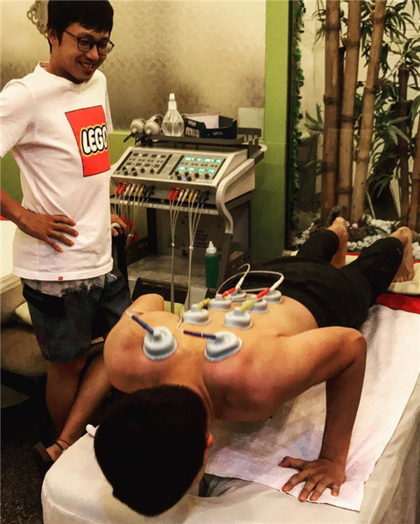 Harry Lu lần đầu lộ diện gương mặt sau tai nạn giao thông nghiêm trọng - Ảnh 1 Harry Lu lan dau lo dien guong mat sau tai nan giao thong nghiem trong - Anh 1