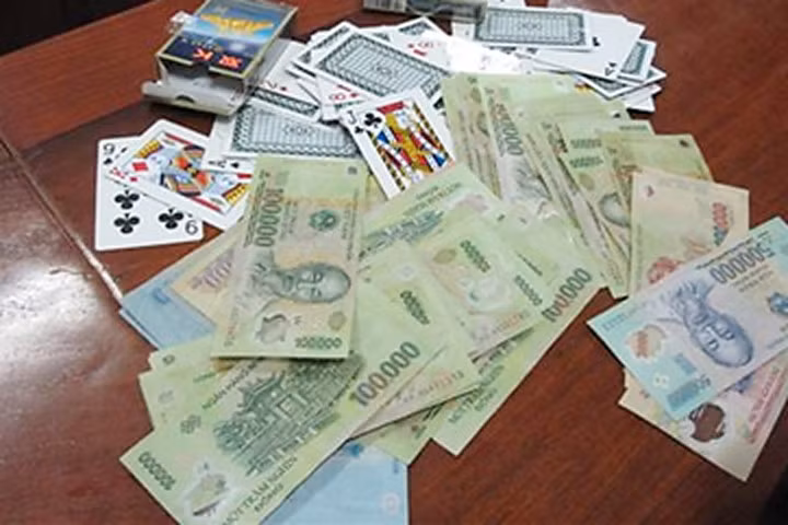 Khởi tố 4 người ngồi sới bạc có lãnh đạo phường tham gia