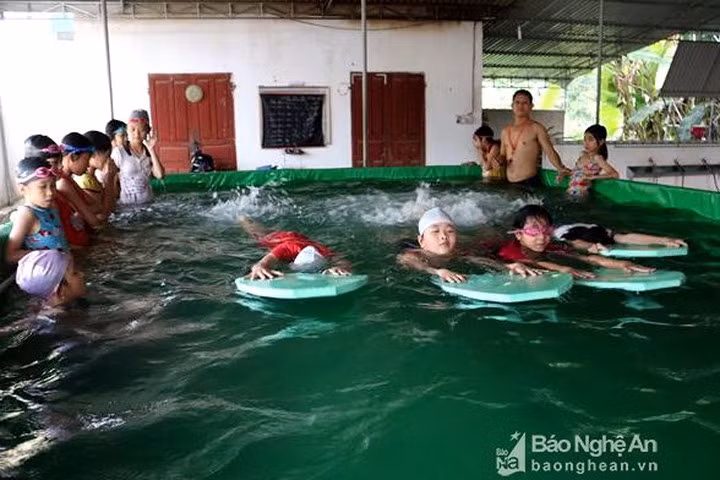 Gần 100% học sinh một trường tiểu học miền núi được dạy bơi