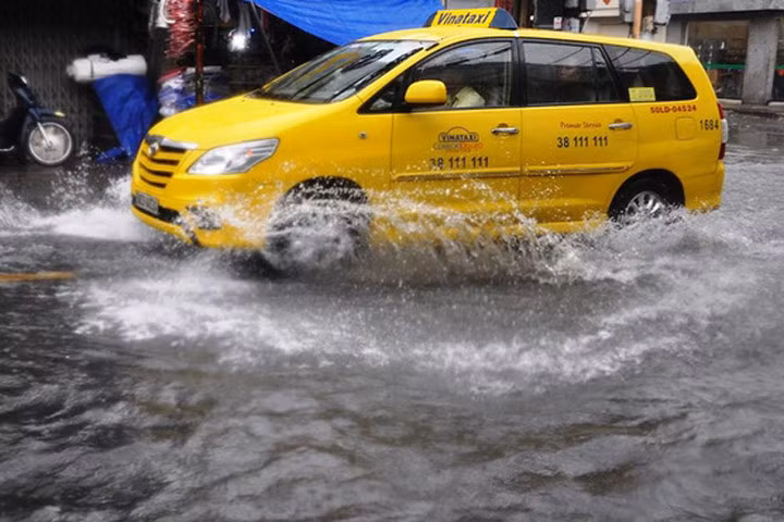 Mưa tầm tã, nhiều nơi ở TPHCM được “giải nhiệt“