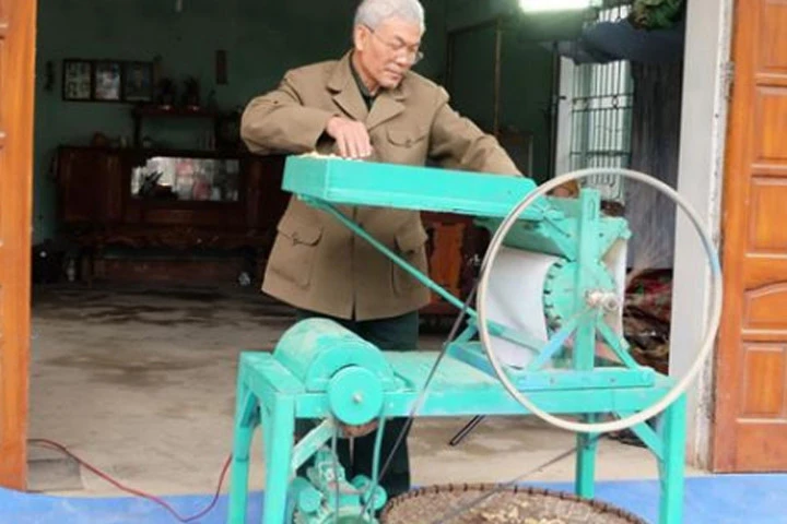 Lão nông Thái Nguyên sáng chế được máy bóc vỏ lạc đạt 100kg/giờ