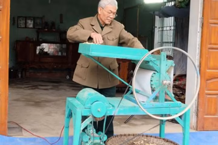 Lão nông Thái Nguyên sáng chế được máy bóc vỏ lạc đạt 100kg/giờ