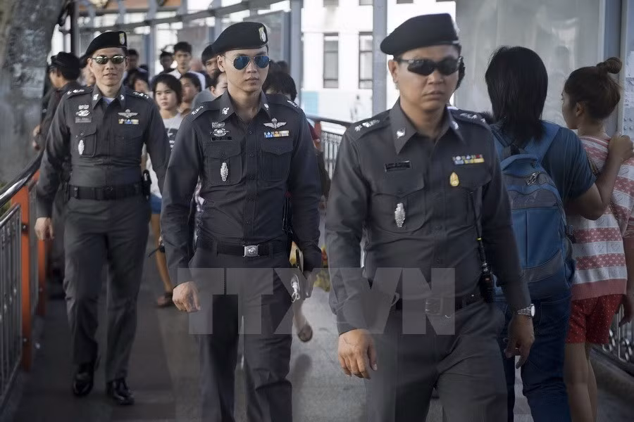Binh sỹ Thái Lan đi tuần tại Đài kỷ niệm Chiến thắng ở Bangkok​. Ảnh: AFP/TTXVN