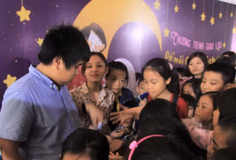 Tre em vay kin Do Nhat Nam de nghe ke chuyen bang tieng Anh - Anh 7