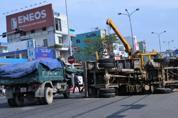 Sau cú va chạm, một chiếc xe tải bị lật ngang