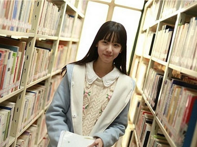 Cô có khuôn mặt rất trong sáng, thánh thiện.