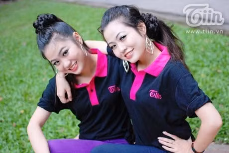 Vương Linh và Thạch Linh là cặp đôi khá đình đám của học viện Báo chí Tuyên truyền Hà Nội. Giống nhau như hai giọt nước khiến không ít người nhầm lẫn gọi sai tên giữa cô chị và cô em. Cặp đôi song sinh này cũng từng tham gia nhiều cuộc thi và giành được kha khá các giải thưởng lớn nhỏ