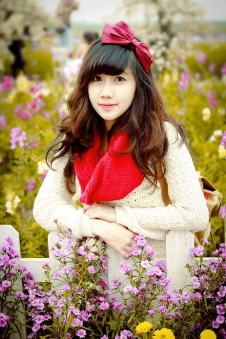 Chia sẻ về nghề nghiệp lựa chọn trong tương lai, Hương Kyn cho biết mình sinh ra trong gia đình có bố mẹ là nhân viên công chức bình thường và cuộc sống khá êm đềm Bài viết: http://news.zing.vn/Co-giao-tuong-lai-xinh-dep-nhu-hot-girl-post359347.html#home_cate.tinchinh Nguồn Zing News 