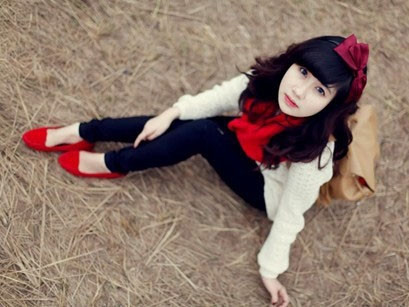 Hương Kyn, nữ sinh lớp 12 của trường THPT Cầu Giấy Hà Nội sinh vào ngày 19/2/1996 sở hữu vẻ bề ngoài dễ thương và khá đáng yêu Bài viết: http://news.zing.vn/Co-giao-tuong-lai-xinh-dep-nhu-hot-girl-post359347.html#home_cate.tinchinh Nguồn Zing News 