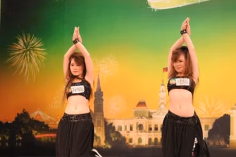 Nhiều bạn trẻ Hà Thành rất hâm mộ cặp chị em song sinh này và đã lập một trang mạng xã hội có tên Hội những người yêu quý Song Linh (Double L). Được yêu mến là vậy nhưng hai chị em cho biết bản thân mình vẫn có cuộc sống bình thường như bao bạn gái khác và đam mê nhảy múa là một phần không thể thiếu. Hiện tại Song Linh và Gia Linh đều là sinh viên trường Cao đẳng Múa Hà Nội. “Vì là cặp đôi song sinh nên sở thích của bọn mình đều giống nhau như khi ăn uống, shopping hay xem phim… kể cả về sức khỏe chị bị ốm thì em cũng bị ốm theo”, Double L chia sẻ