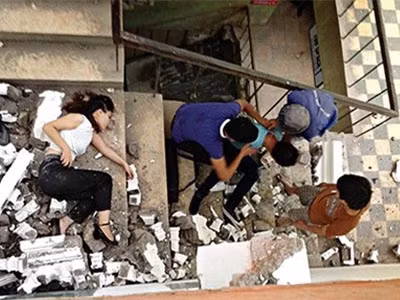 Cô gái bất tỉnh sau khi rơi xuống (Ảnh: Dân trí).