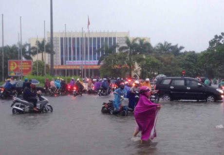 Mưa lớn kéo dài, nhiều tuyến đường ở Huế ngập nặng - Ảnh 2 Mua lon keo dai, nhieu tuyen duong o Hue ngap nang - Anh 2