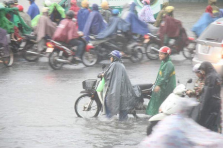 Mưa lớn kéo dài, nhiều tuyến đường ở Huế ngập nặng - Ảnh 3 Mua lon keo dai, nhieu tuyen duong o Hue ngap nang - Anh 3