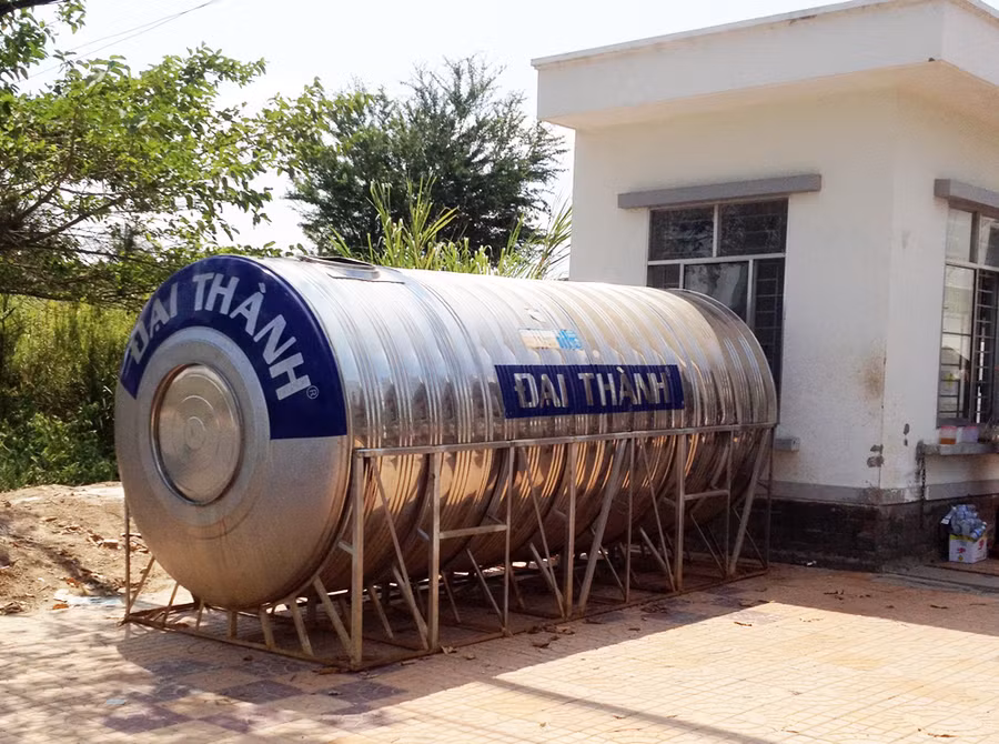 Bồn 10 m3 được Trung tâm nước sạch và vệ sinh môi trường tỉnh Sóc Trăng chuẩn bị để cấp nước miễn phí cho người dân huyện Trần Đề vào sáng 10/3. Ảnh: Việt Tường.