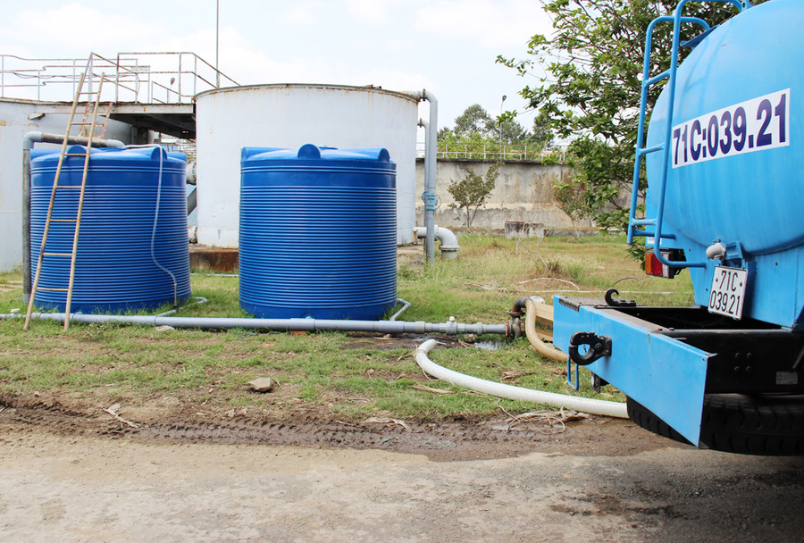 Nước ít nhiễm mặn được Nhà máy nước Sơn Đông (TP Bến Tre, tỉnh Bến Tre) cho vào bồn riêng để chở vào bệnh viện, khách sạn, cơ sở sản xuất... khi khách hàng có nhu cầu. Ảnh: Việt Tường.