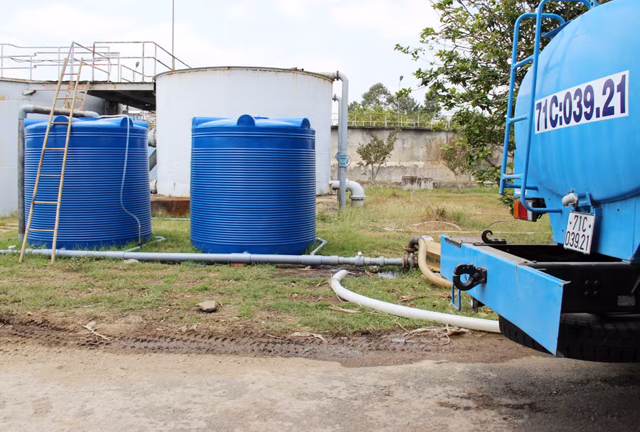 Nước ít nhiễm mặn được Nhà máy nước Sơn Đông (TP Bến Tre, tỉnh Bến Tre) cho vào bồn riêng để chở vào bệnh viện, khách sạn, cơ sở sản xuất... khi khách hàng có nhu cầu. Ảnh: Việt Tường.