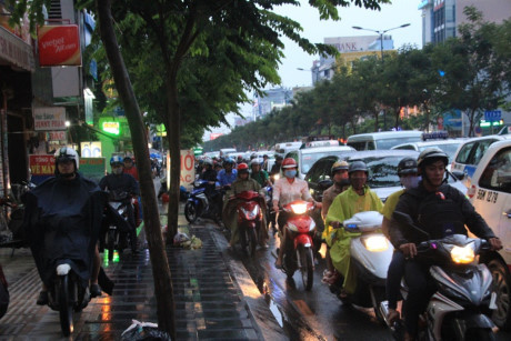 Kẹt xe kinh hoàng ở cửa ngõ sân bay Tân Sơn Nhất - Ảnh 2 Ket xe kinh hoang o cua ngo san bay Tan Son Nhat - Anh 2