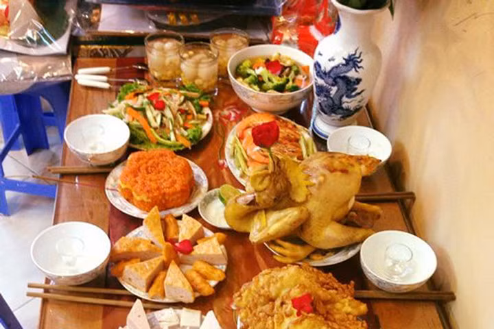 Một mâm cỗ cúng rằm tháng Bảy rất tươm tất được đăng trên mạng xã hội. Ảnh: Facebook Trần Ngọc Diệp