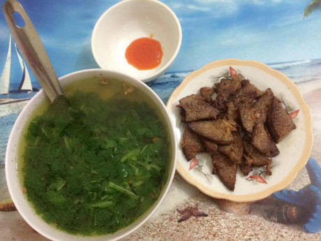 Bữa cơm 8 ngàn đồ ăn của đôi bạn sinh viên Hà Nội - Ảnh 1 Bua com 8 ngan do an cua doi ban sinh vien Ha Noi - Anh 1