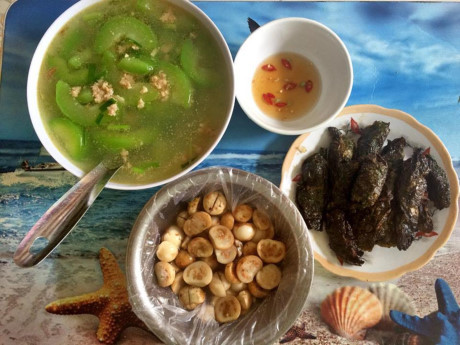 Bữa cơm 8 ngàn đồ ăn của đôi bạn sinh viên Hà Nội - Ảnh 13 Bua com 8 ngan do an cua doi ban sinh vien Ha Noi - Anh 13
