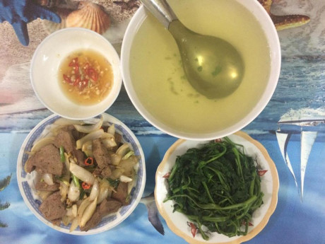 Bữa cơm 8 ngàn đồ ăn của đôi bạn sinh viên Hà Nội - Ảnh 5 Bua com 8 ngan do an cua doi ban sinh vien Ha Noi - Anh 5