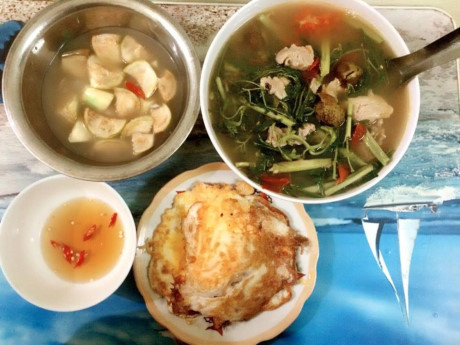 Bữa cơm 8 ngàn đồ ăn của đôi bạn sinh viên Hà Nội - Ảnh 2 Bua com 8 ngan do an cua doi ban sinh vien Ha Noi - Anh 2