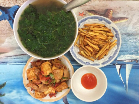 Bữa cơm 8 ngàn đồ ăn của đôi bạn sinh viên Hà Nội - Ảnh 6 Bua com 8 ngan do an cua doi ban sinh vien Ha Noi - Anh 6