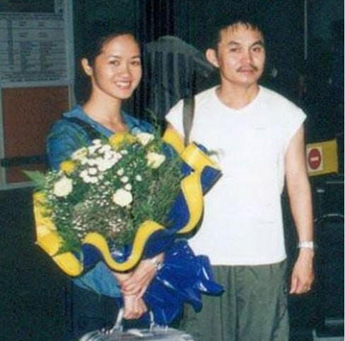 Ảnh hiếm Xuân Hinh chụp cùng ca sĩ Hồng Nhung nhiều năm về trước. Trong ảnh, cô Bống giản dị với mái tóc buộc cao bên cạnh một Xuân Hinh khá "ngầu" cùng áo cộc tay và kiểu tóc ngắn năng động. So phong độ các quý ông làng hài Việt ngày ấy - bây giờ