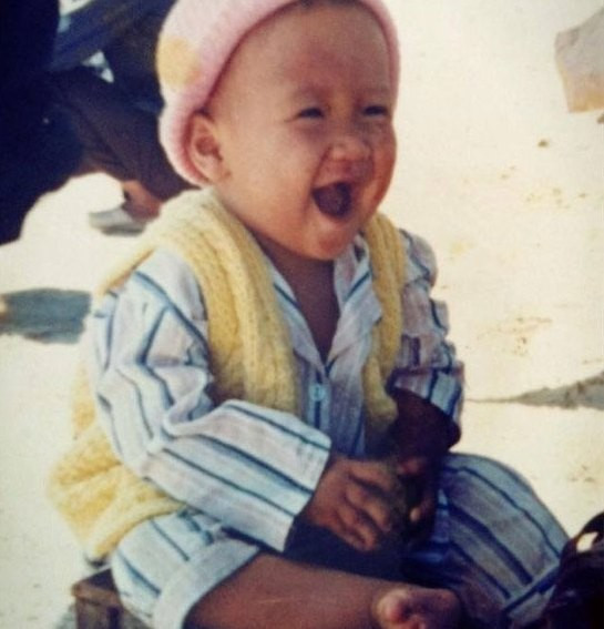 Trước đó, nam MC cũng chia sẻ với người hâm mộ khoảnh khắc cười tít mắt rất đáng yêu từ ngày thơ ấu. So phong độ các quý ông làng hài Việt ngày ấy - bây giờ