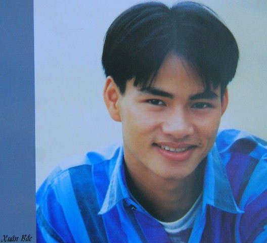 Xuân Bắc thời đóng vai Núi trong bộ phim Sóng ở đáy sông. Đây là bộ phim mang tên tuổi anh đến gần hơn với người hâm mộ. Trước đó, Xuân Bắc từng nhận vai chàng sinh viên miền Nam chạy qua màn ảnh trong bộ phim truyền hình đầu tiên là 12A - 4H, hay Thắng mì chính cánh trong Ngã ba Đồng Lộc... So phong độ các quý ông làng hài Việt ngày ấy - bây giờ