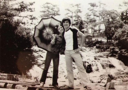 Hình ảnh kỷ niệm tình yêu đẹp giữa anh và người vợ hơn 36 năm gắn bó. So phong độ các quý ông làng hài Việt ngày ấy - bây giờ