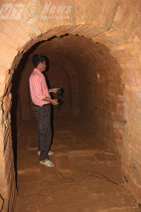 Nguyễn Quang Vinh, trưởng thôn 5 trong hầm mộ Nguyễn Quang Vinh, trưởng thôn 5 trong hầm mộ