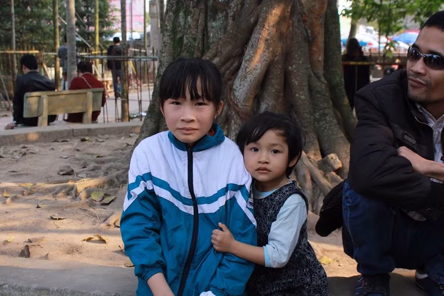 Những em bé đáng yêu theo bố mẹ đi xin ấn đền Trần ảnh 11