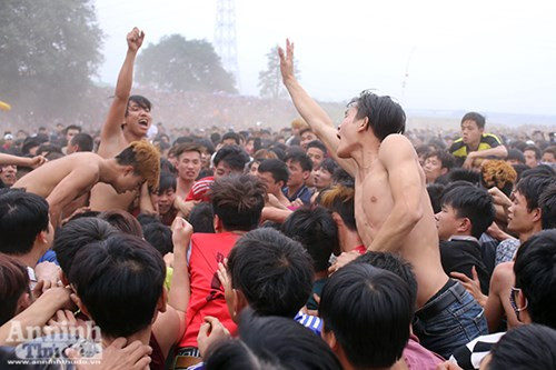 Những hình ảnh bạo lực sởn gai ốc tại hội phết HIền Quan 2016 ảnh 7 Những hình ảnh bạo lực sởn gai ốc tại hội phết HIền Quan 2016 ảnh 7